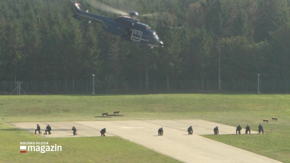 Ein Hubschrauber startet auf einem Flugplatz © Screenshot 
