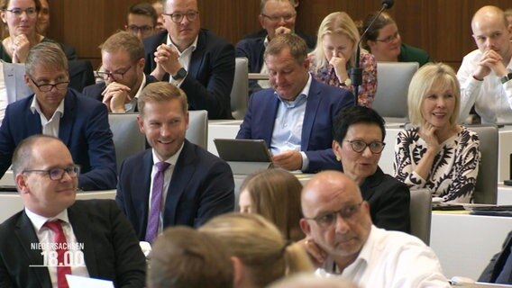 Mitglieder des Landtags in Hannover, darunter Finanzminister Gerald Heere. © Screenshot 