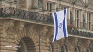 Eine Israel-Fahne am Hamburger Rathaus. © Screenshot 