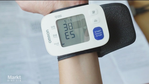 Ein Blutdruckmessgerät an einem Handgelenk. © Screenshot 