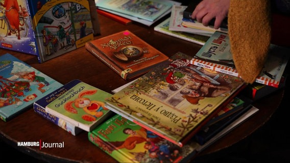 Ukrainische Kinderbücher liegen auf einem Tisch. © Screenshot 