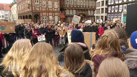 Viele junge Menschen halten Plakate und haben sich auf einem Marktplatz versammelt. © Screenshot 