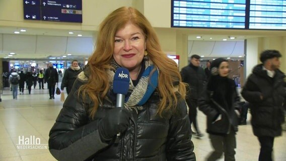 NDR-Reporterin Sophie Mühlmann berichtet live vom Hauptbahnhof in Hannover. © Screenshot 