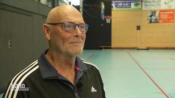 Manfred Lüssenhop ist 80 Jahre alt und nach wie vor als Sportlehrer tätig. © Screenshot 