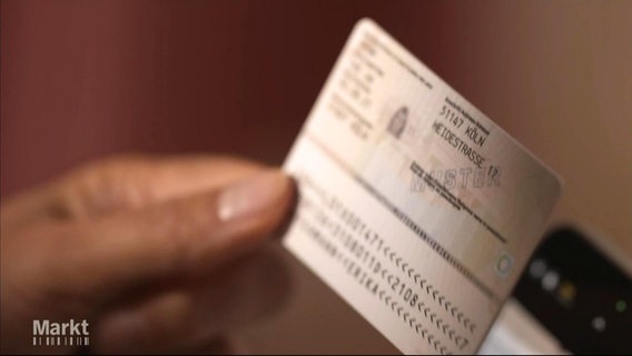 Eine Person hält ihren Personalausweis vor ihr Handy. © Screenshot 