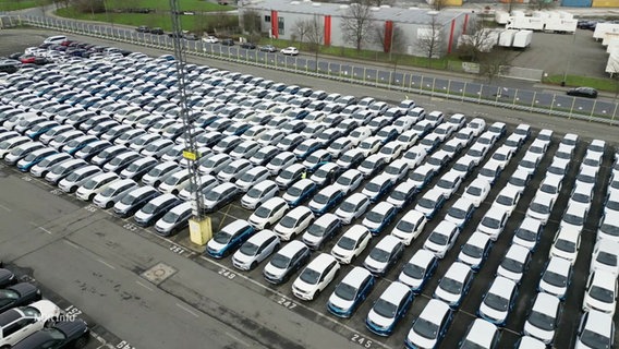 Dutzende neue Autos auf einem Parkplatz. © Screenshot 