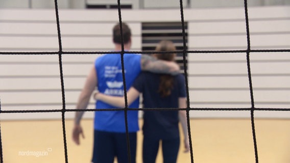 Vater und Tochter Grozer stehen Arm in Arm hinter einem Volleyball-Netz. © Screenshot 