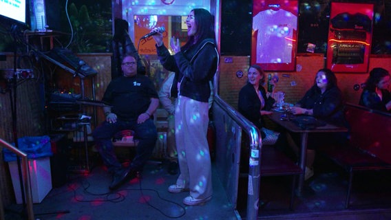 Szenen aus einer Karaoke-Bar in Hamburg. © Screenshot 
