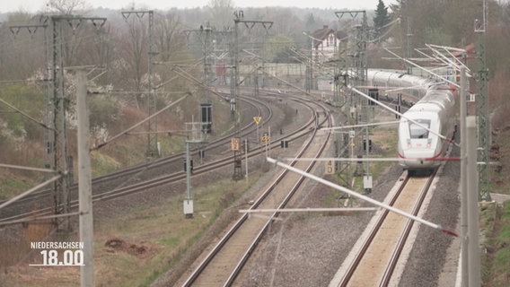 Ein Zug fährt eine Bahnstrecke entlang. © Screenshot 