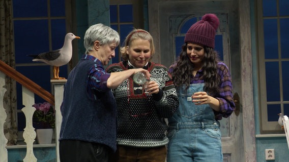 Drei Theaterschauspielerinnen trinken gemeinsam einen Schnaps auf der Bühne. © Screenshot 