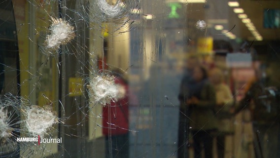 Gewaltvoll erzeugte Löcher in einer Fensterscheibe. © Screenshot 