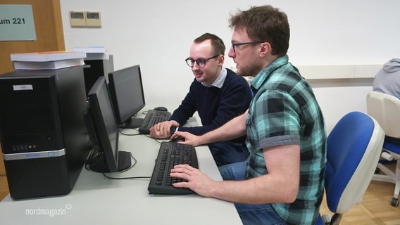 Zwei Personen an einem Computer. © Screenshot 