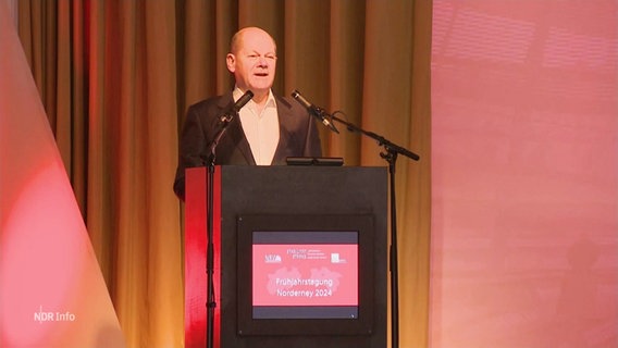 Olaf Scholz auf einer Bühne bei einer Ansprache. © Screenshot 