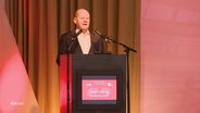 Olaf Scholz auf einer Bühne bei einer Ansprache. © Screenshot 