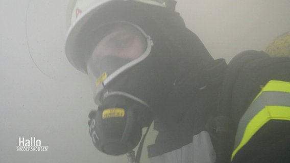 Ein Feuerwehrmann im Rauch. © Screenshot 