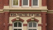 Eine Hausfassade eines Wohnhauses der "Wohltätigen Stiftung". © Screenshot 