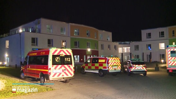 Mehrere Rettungsdienstwagen stehen nachts vor einem Pflegeheim. © Screenshot 