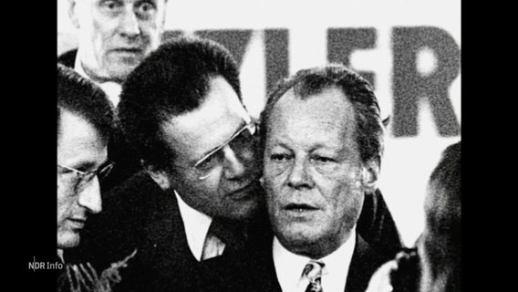 Willy Brandt und sein Berater Guillaume sind auf einer historischen Aufnahme zu sehen. © Screenshot 