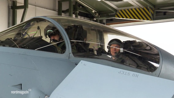 NATO-Generalsekretär Jens Stoltenberg sitzt hinter dem Piloten in einem Eurofighter. © Screenshot 