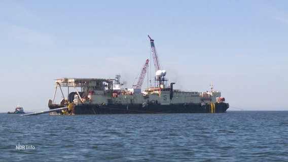 Arbeitsschiff, von dem aus die Pipeline für Flüssiggas verlegt wird. © Screenshot 