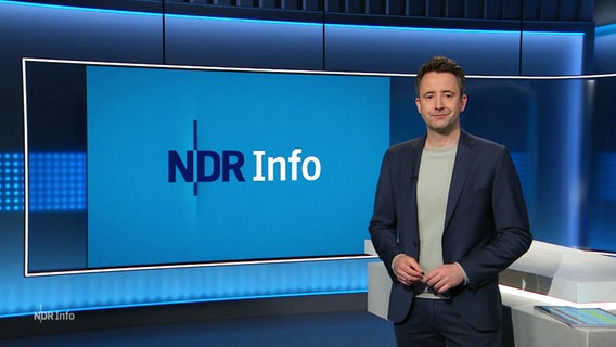 Jan Starkebaum moderiert NDR Info 21:45. © Screenshot 