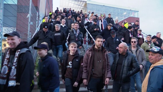 St. Pauli Fans verlassen das Millerntor Stadion. © Screenshot 