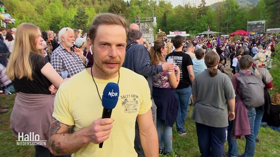 Der Reporter Tino Nowitzki berichtet von der Walpurgisnacht. © Screenshot 