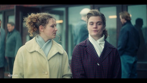 Spielszenen aus "Die Mutigen 56" zeigen zwei weibliche Schauspielerinnen im Dialog. © Screenshot 