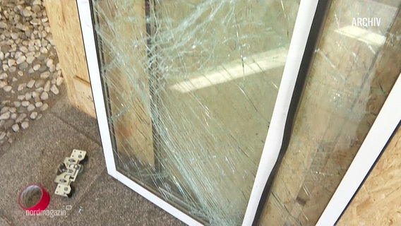 An einer Wand lehnen zersprungene Glastüren. © Screenshot 