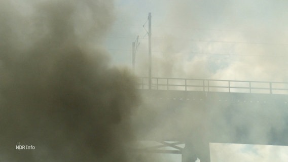 Rauchschwaden umgeben die Rendsburger Hochbrücke. © Screenshot 