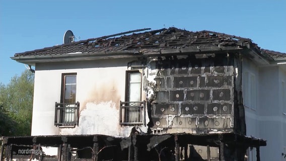 Ein vom Brand beschädigtes Haus. © Screenshot 