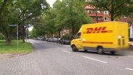 DHL-Fahrzeug unseres Autoren auf der Straße  