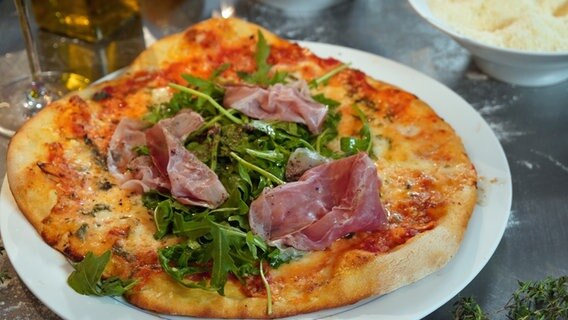 Rezept Pizza Mit Dreierlei Kase Rucola Und Parmaschinken Ndr De Ratgeber Kochen