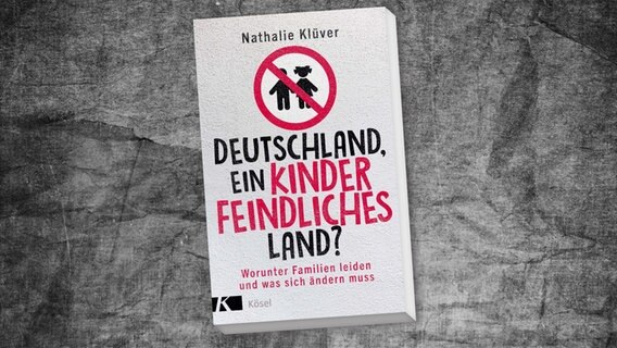 Cover des Buches "Deutschland, ein kinderfeindliches Land?: Worunter Familien leiden und was sich ändern muss" von Nathalie Klüver © Kösel Verlag 