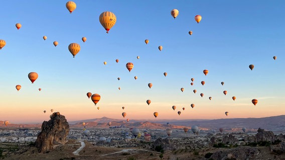 Jeden Morgen starten bis zu 160 Heißluftballons in den Himmel über Kappadokien. © NDR/Till Lehmann 