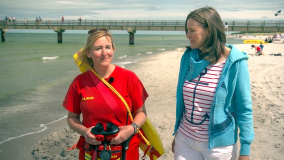 Heike Götz ist zu Besuch bei den Rettungsschwimmern in Prerow. © NDR/Sven Wettengel 