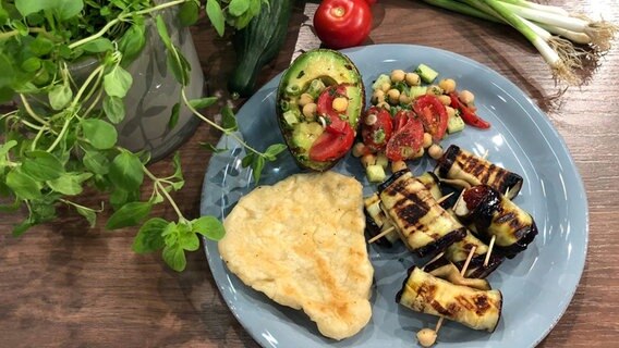 Rezept Gegrillte Avocado Und Auberginen Rollchen Ndr De Ratgeber Kochen