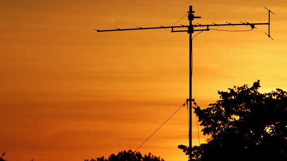 Eine Antenne auf einem Dach © NDR Foto: Christopher Lohse aus Lühmannsdorf