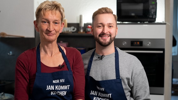 Astrid Broßmann und Jan-Philipp Baumgart stehen zusammen in der Küche. © NDR Foto: Franziska Husmann