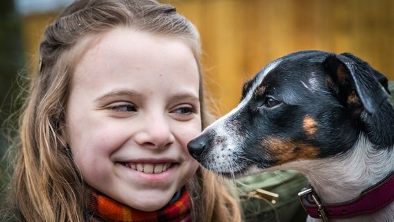 Alice (Emilia Flint) lächelt einen Hund an. © NDR/Studfio HH/Boris Laewen Foto: Boris Laewen