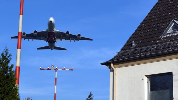 Startendes Flugzeug über Wohnhaus © picture alliance Foto: Horst Ossinger