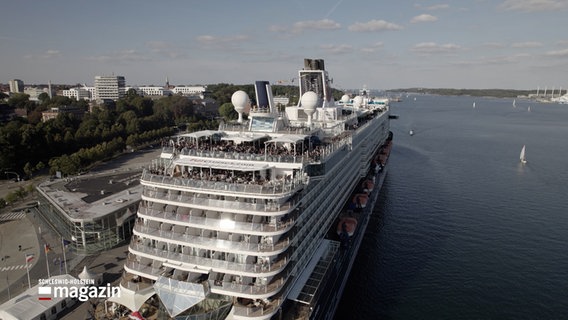 Eine Drohnenaufnahme zeigt ein Kreuzfahrtschiff im Hafen von Kiel mit Metal-Fans an Bord. © NDR 