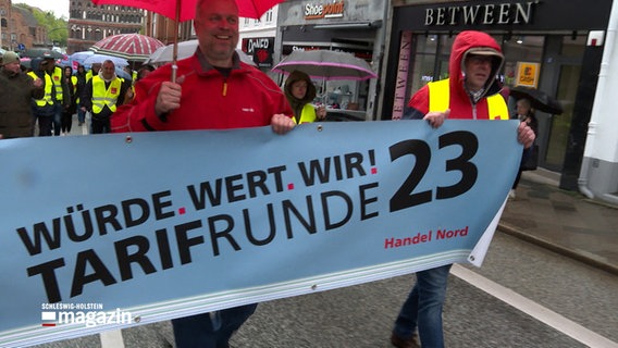 Beschäftigte aus Einzel-, Groß- und Außenhandel demonstrieren in der Lübecker Innenstadt. © NDR 