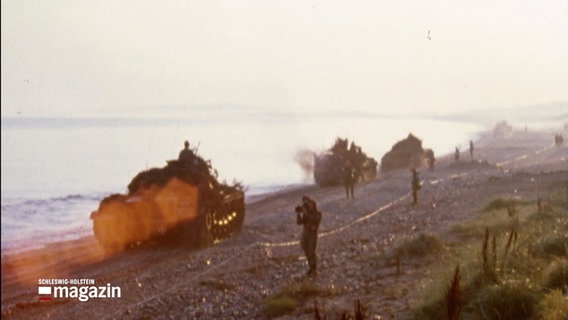 Panzer fahren über einen Strand am 11. September 1974 bei einer großen Nato-Übung in Schleswig-Holstein. © NDR 