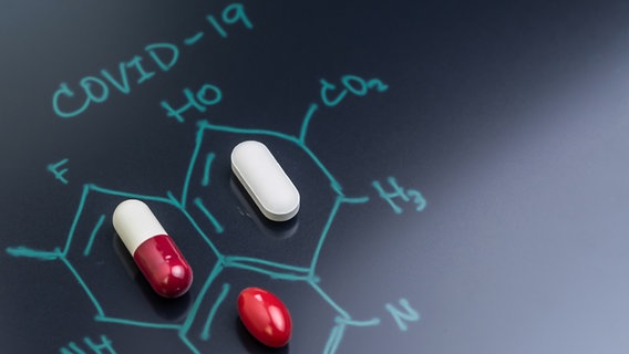Tabletten liegen auf einer chemischen Formel. (Symbolbild) © Colourbox Foto: eamesBot