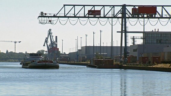 In den vier Hannoverschen Häfen werden mit rund 1500 Schiffen pro Jahr Güter aller Art umgeschlagen. © NDR/TV Plus/Arwid Wolter 
