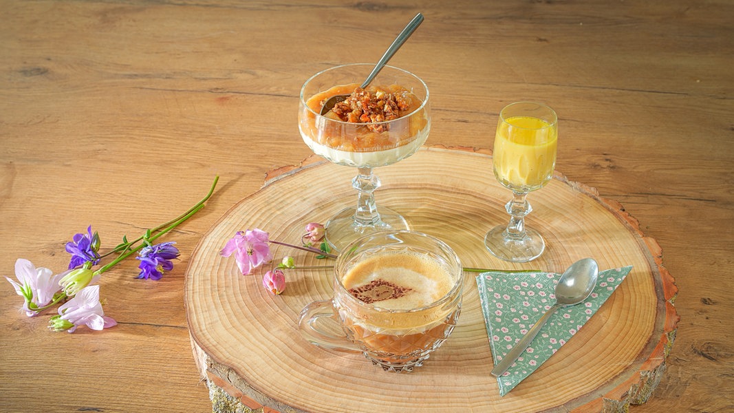 Panna Cotta Mit Rhabarber Kompott Und Eierlik R Im Glas Ndr De