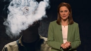 Moderatorin Kathrin Drehkopf mit Rauch im Hintergrund. © NDR 