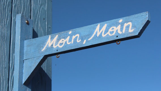 Moin Moin auf einem blauen Schild. © fotolia Foto: Dieter Pregizer