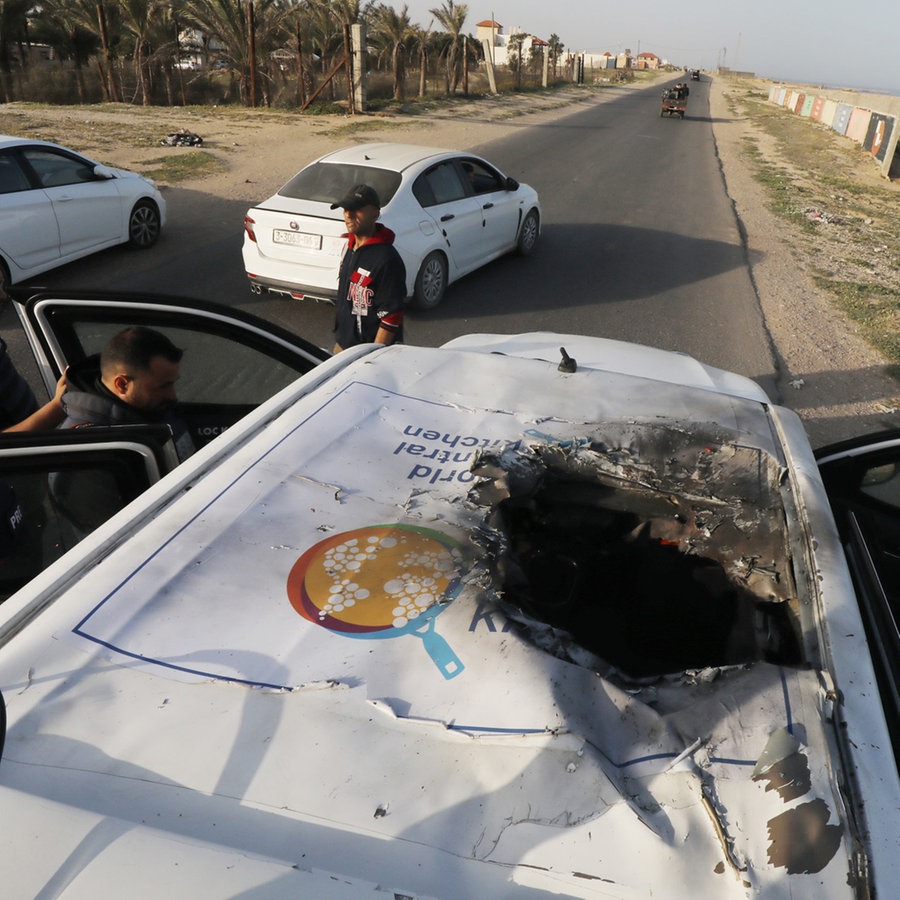 Dair El-Balah: Palästinenser inspizieren die schwer beschädigten Fahrzeuge der internationalen ehrenamtlichen Hilfsorganisation World Central Kitchen (WCK). © ZUMA Press Wire/dpa Foto: Omar Ashtawy/APA Images